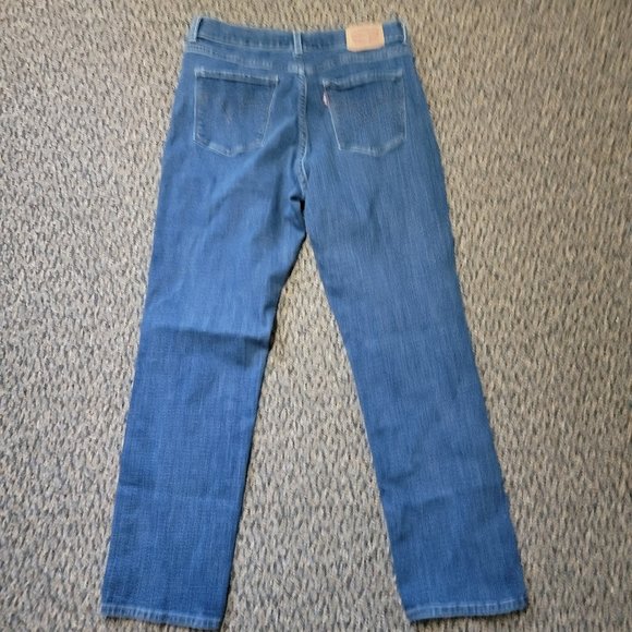 EUC Classic, perfect fit jeans With a little stretch. Made by Levi's. Size 8 - Picture 6 of 15